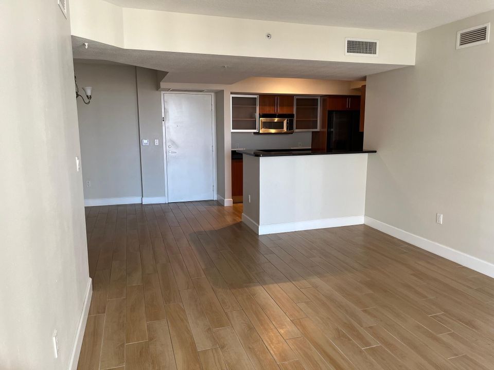 For Rent: $3,695 (2 beds, 2 baths, 1175 Square Feet)