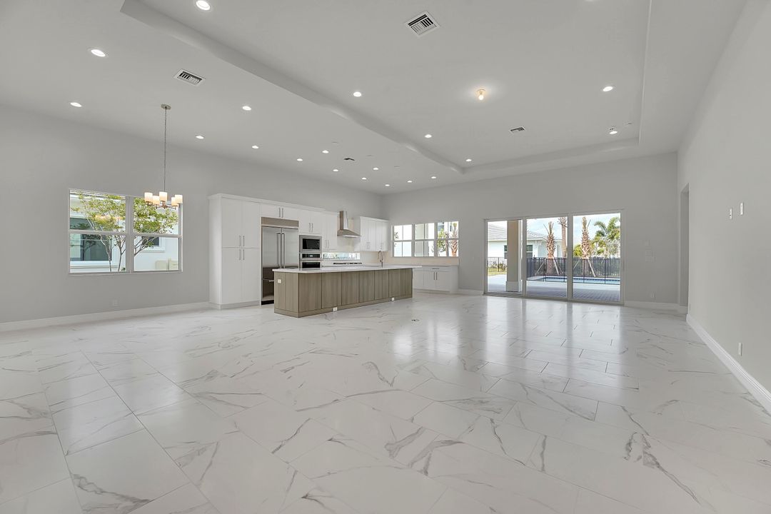 Под контрактом: $7,500 (5 спален, 3 ванн, 3740 Квадратных фут)