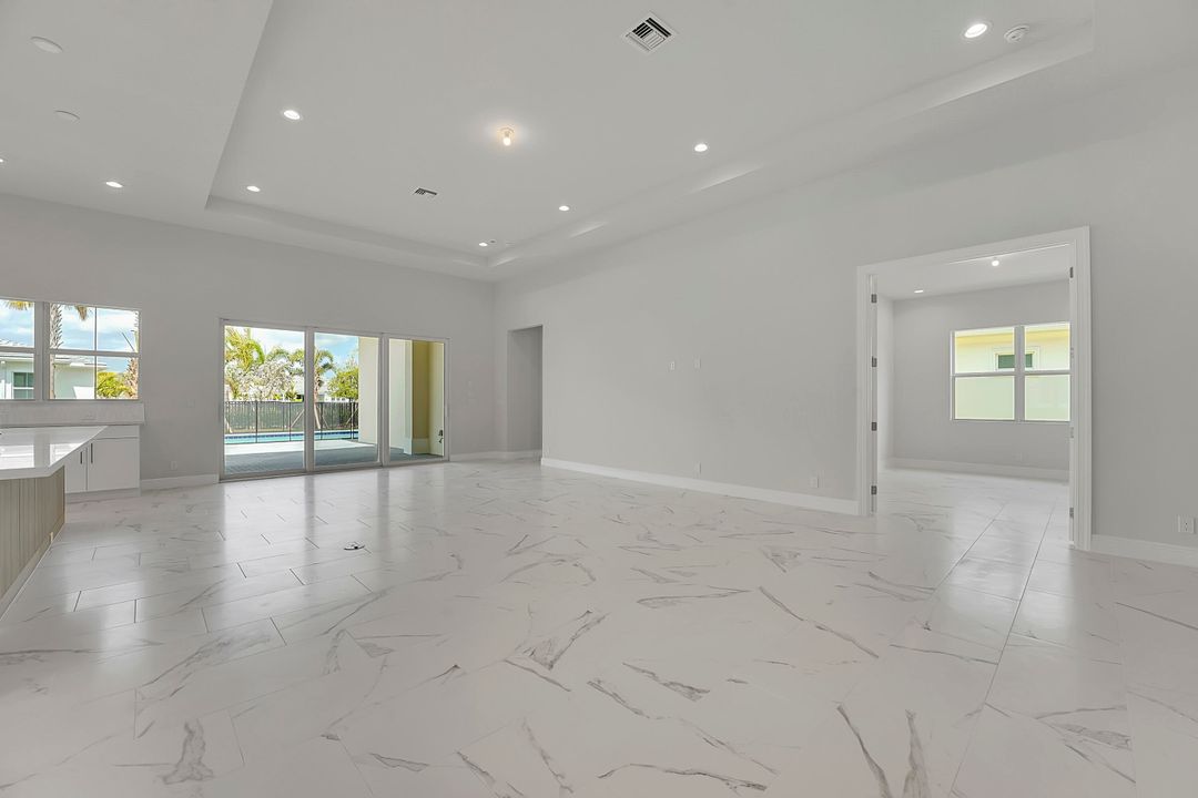 Под контрактом: $7,500 (5 спален, 3 ванн, 3740 Квадратных фут)