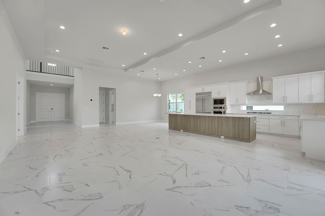 Под контрактом: $7,500 (5 спален, 3 ванн, 3740 Квадратных фут)