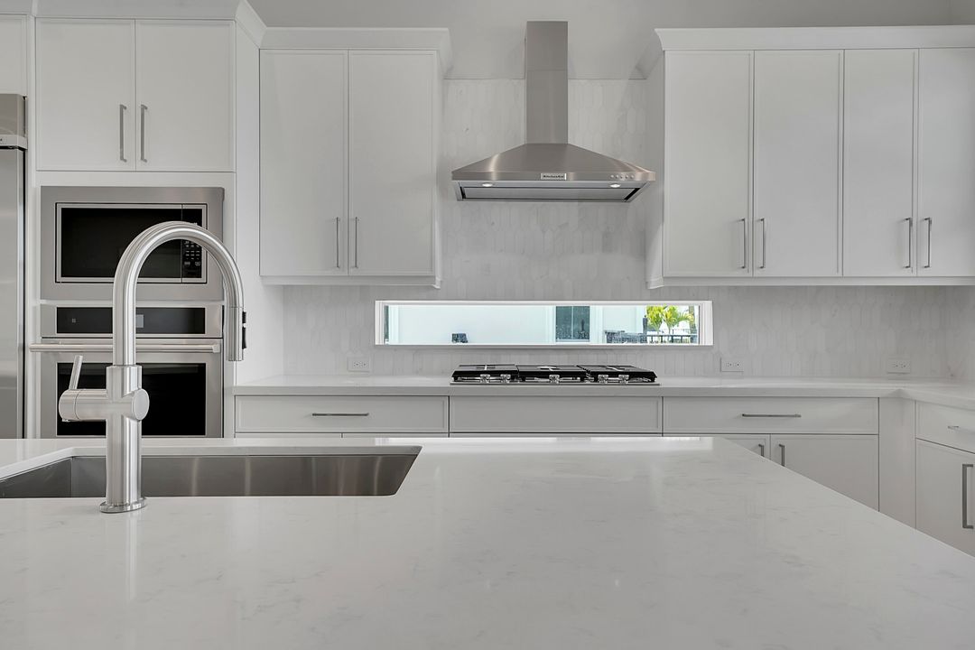 Под контрактом: $7,500 (5 спален, 3 ванн, 3740 Квадратных фут)