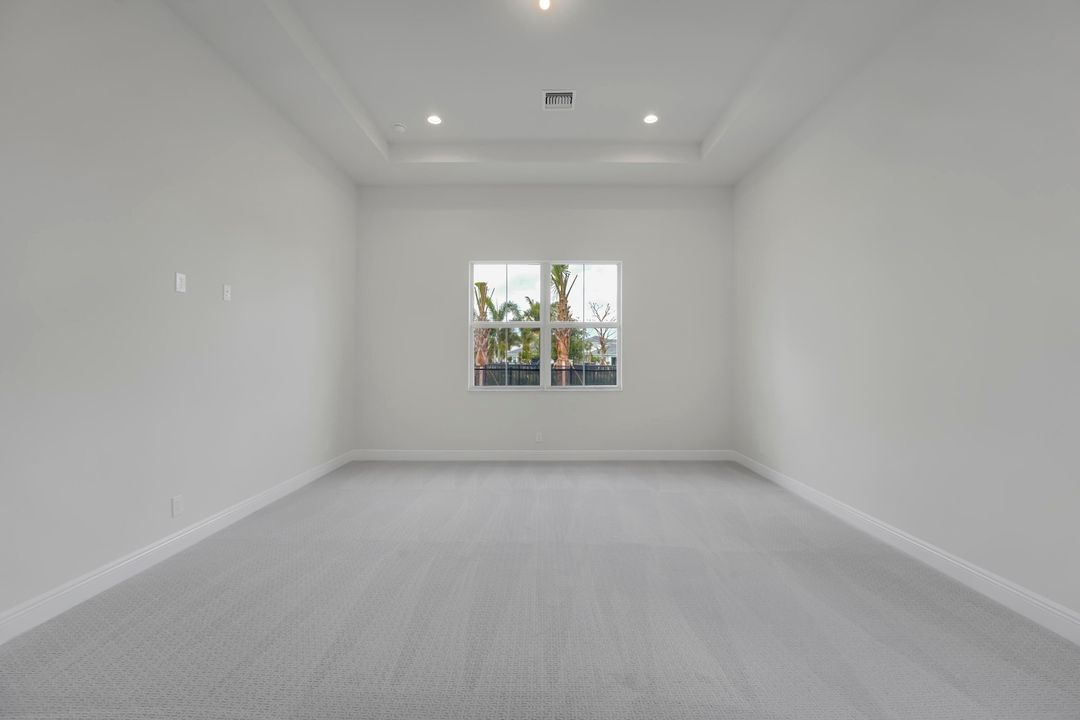 Под контрактом: $7,500 (5 спален, 3 ванн, 3740 Квадратных фут)