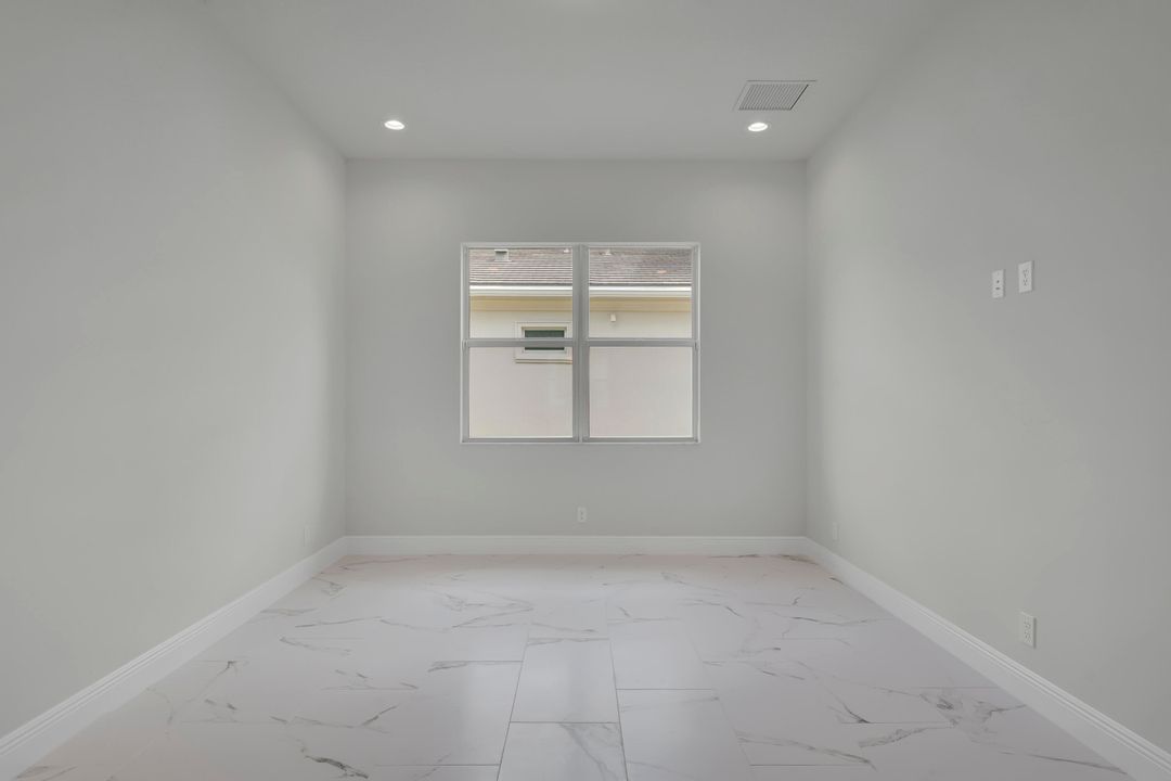 Под контрактом: $7,500 (5 спален, 3 ванн, 3740 Квадратных фут)