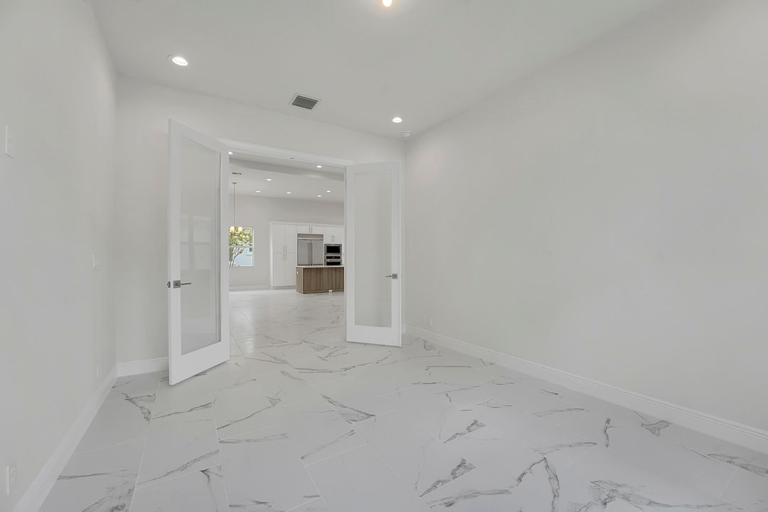 Под контрактом: $7,500 (5 спален, 3 ванн, 3740 Квадратных фут)