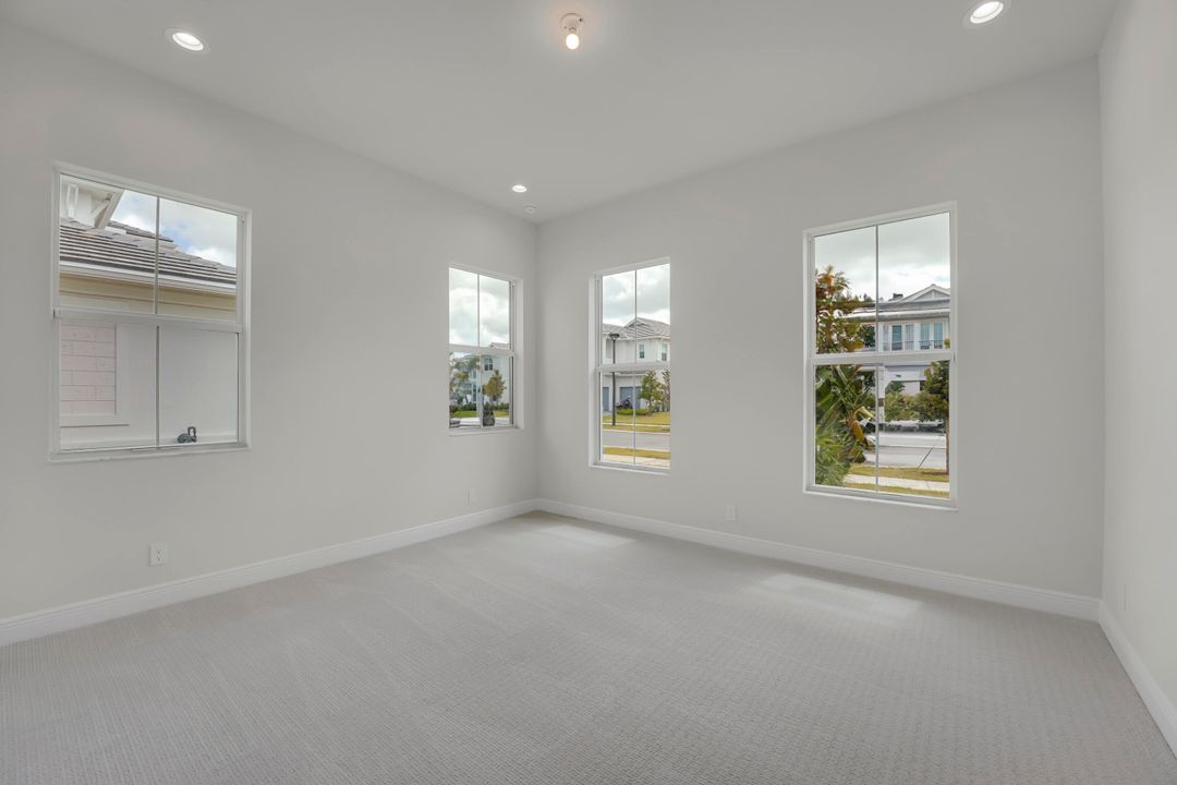 Под контрактом: $7,500 (5 спален, 3 ванн, 3740 Квадратных фут)