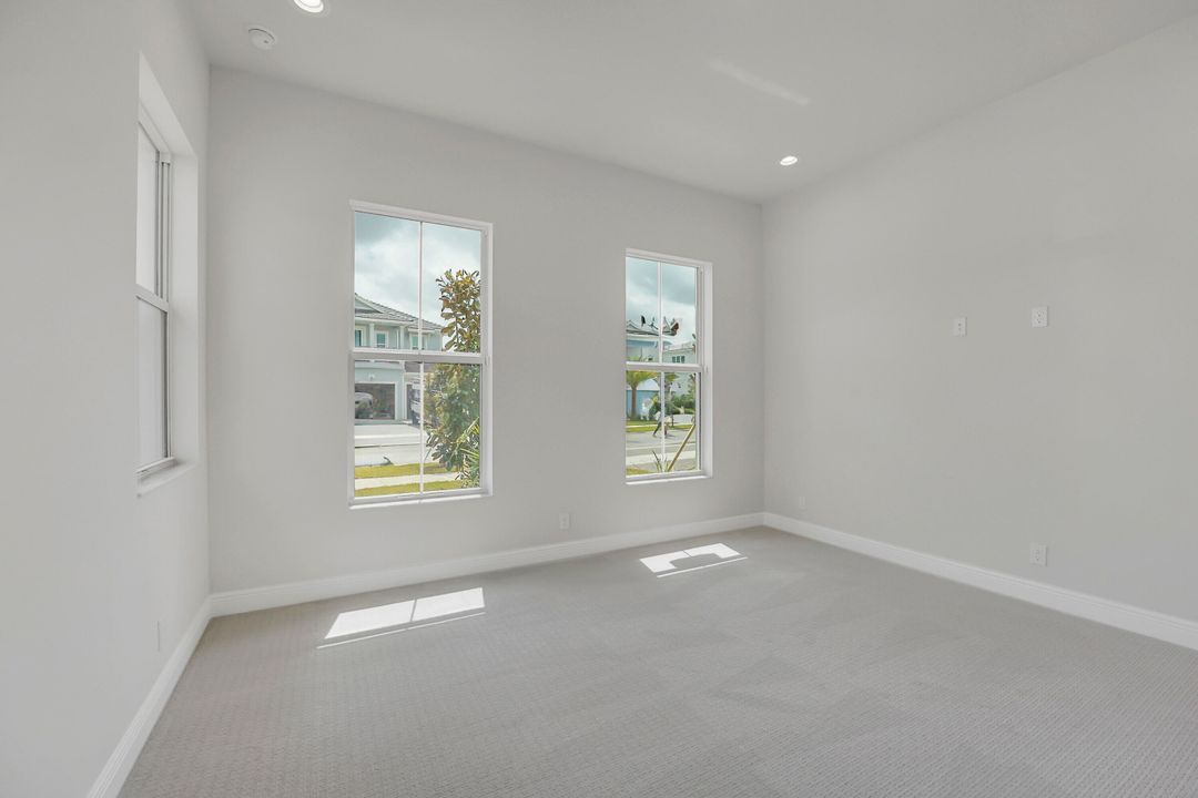 Под контрактом: $7,500 (5 спален, 3 ванн, 3740 Квадратных фут)