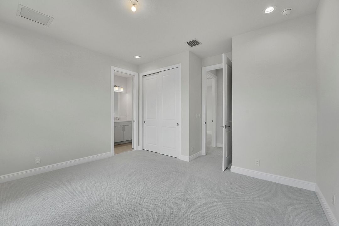 Под контрактом: $7,500 (5 спален, 3 ванн, 3740 Квадратных фут)