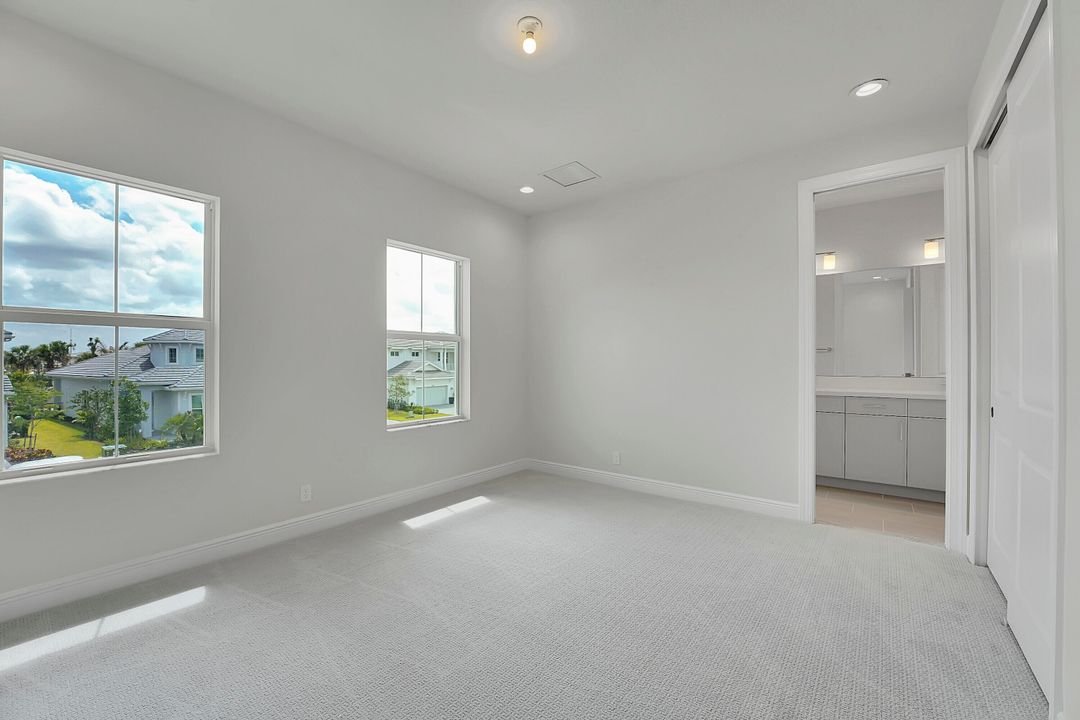 Под контрактом: $7,500 (5 спален, 3 ванн, 3740 Квадратных фут)