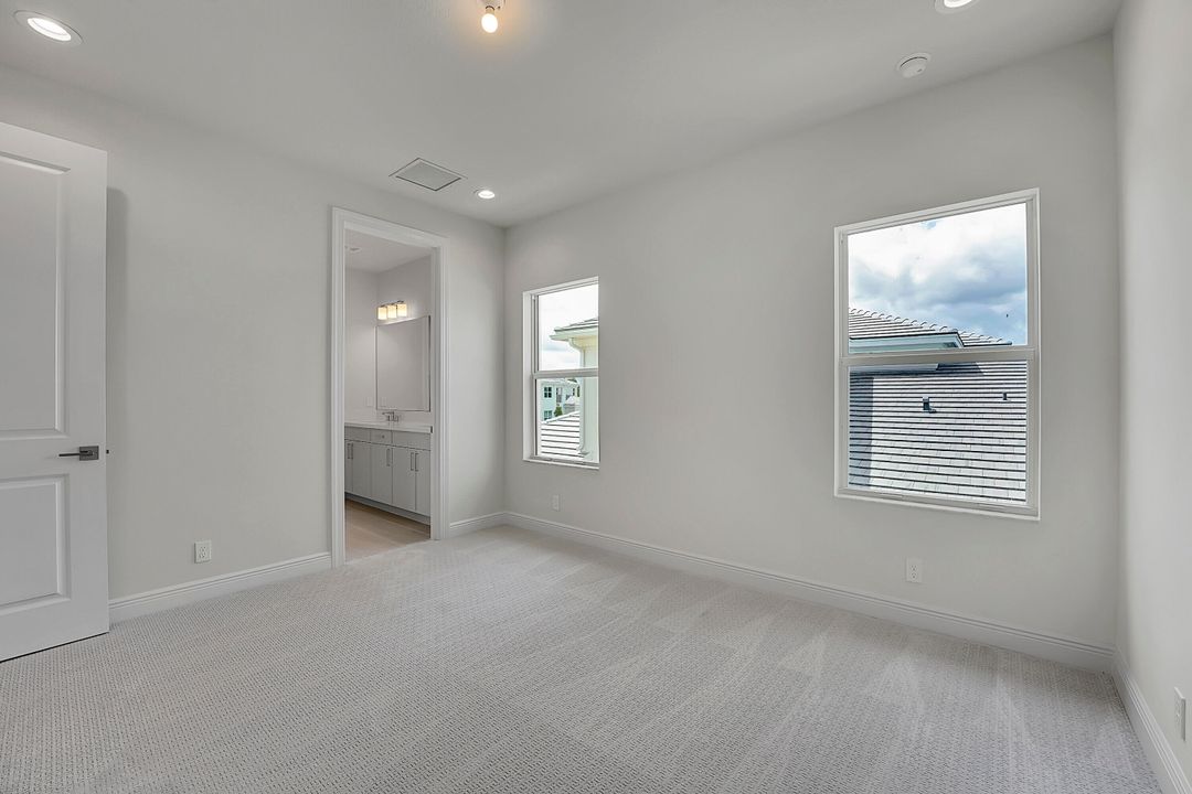 Под контрактом: $7,500 (5 спален, 3 ванн, 3740 Квадратных фут)