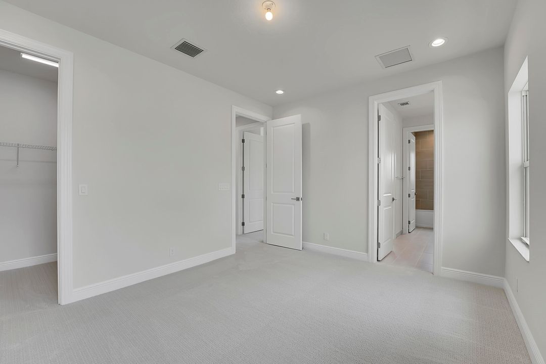 Под контрактом: $7,500 (5 спален, 3 ванн, 3740 Квадратных фут)