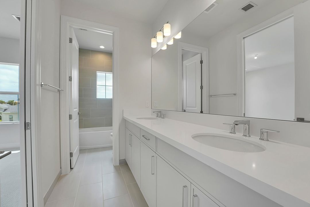 Под контрактом: $7,500 (5 спален, 3 ванн, 3740 Квадратных фут)