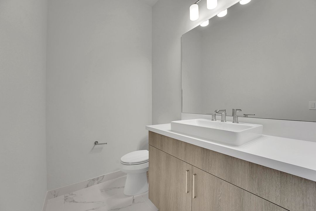 Под контрактом: $7,500 (5 спален, 3 ванн, 3740 Квадратных фут)