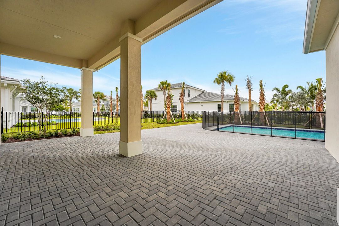 Под контрактом: $7,500 (5 спален, 3 ванн, 3740 Квадратных фут)