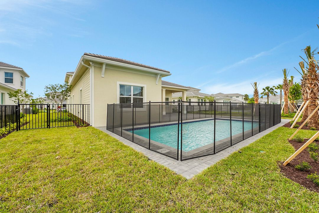 Под контрактом: $7,500 (5 спален, 3 ванн, 3740 Квадратных фут)