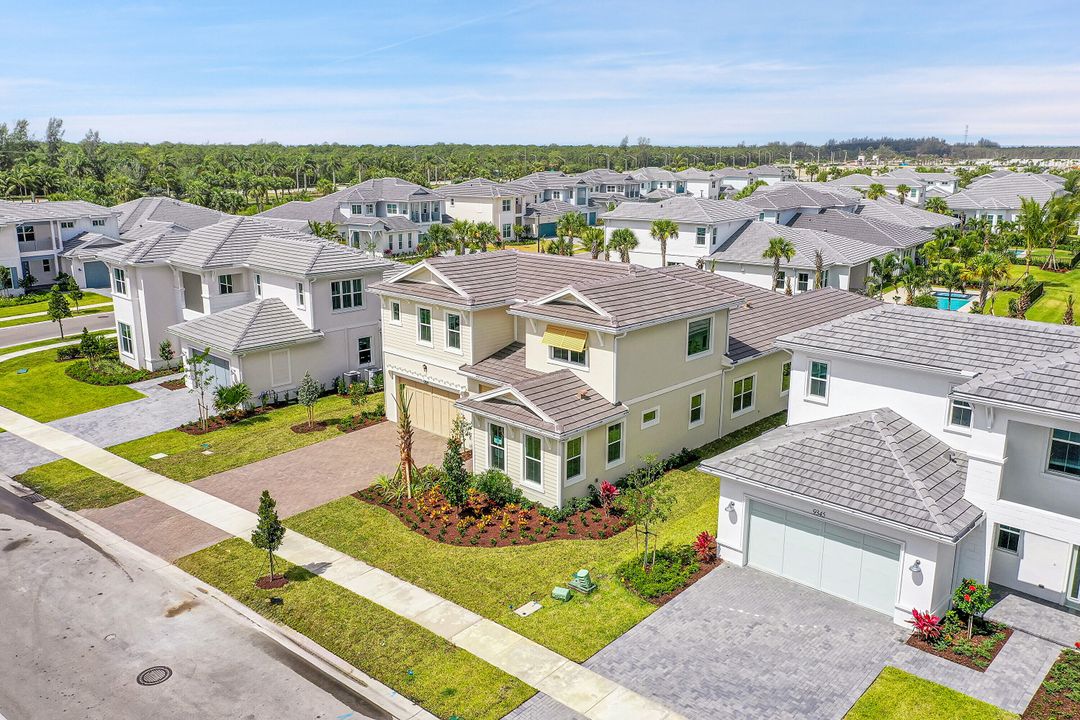 Под контрактом: $7,500 (5 спален, 3 ванн, 3740 Квадратных фут)