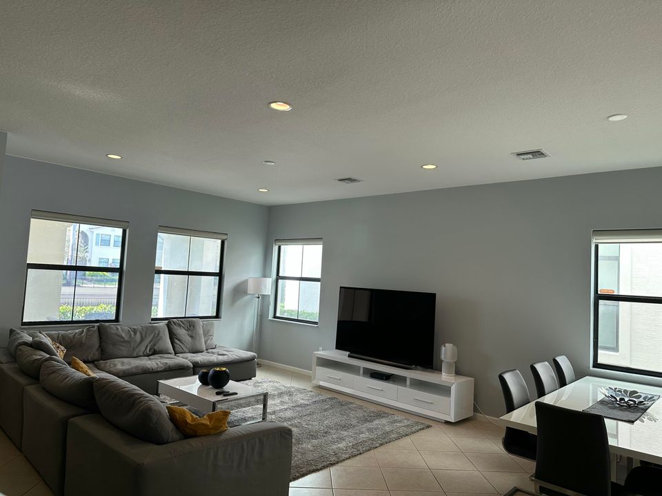 合同活跃: $799,000 (4 贝兹, 3 浴室, 2544 平方英尺)