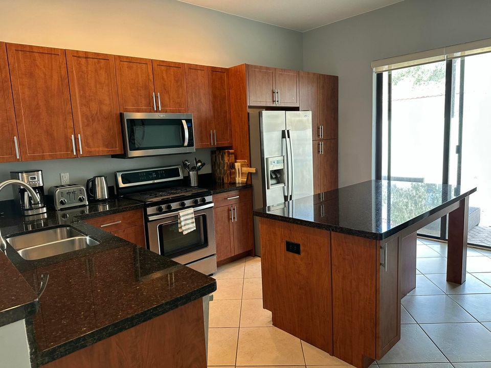 合同活跃: $799,000 (4 贝兹, 3 浴室, 2544 平方英尺)