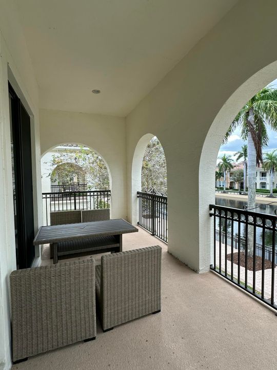 合同活跃: $799,000 (4 贝兹, 3 浴室, 2544 平方英尺)