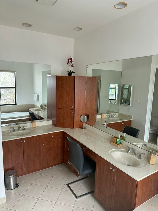 合同活跃: $799,000 (4 贝兹, 3 浴室, 2544 平方英尺)