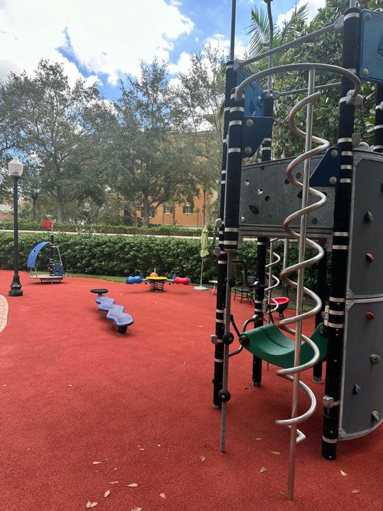 合同活跃: $799,000 (4 贝兹, 3 浴室, 2544 平方英尺)