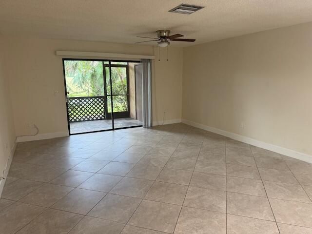 合同活跃: $2,100 (2 贝兹, 2 浴室, 1125 平方英尺)