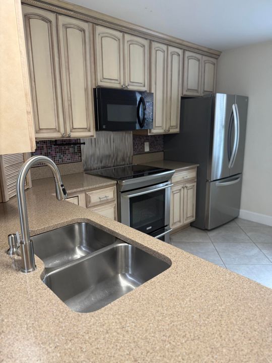 合同活跃: $2,100 (2 贝兹, 2 浴室, 1125 平方英尺)