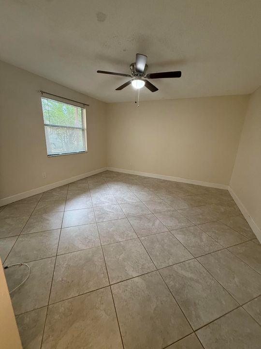 合同活跃: $2,100 (2 贝兹, 2 浴室, 1125 平方英尺)