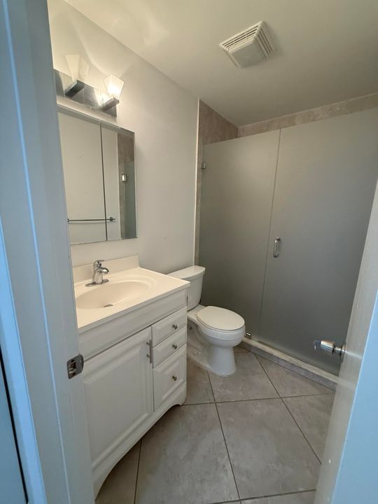 合同活跃: $2,100 (2 贝兹, 2 浴室, 1125 平方英尺)