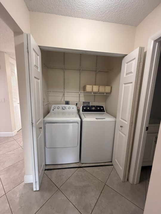 合同活跃: $2,100 (2 贝兹, 2 浴室, 1125 平方英尺)