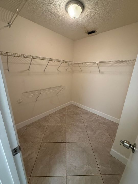 合同活跃: $2,100 (2 贝兹, 2 浴室, 1125 平方英尺)