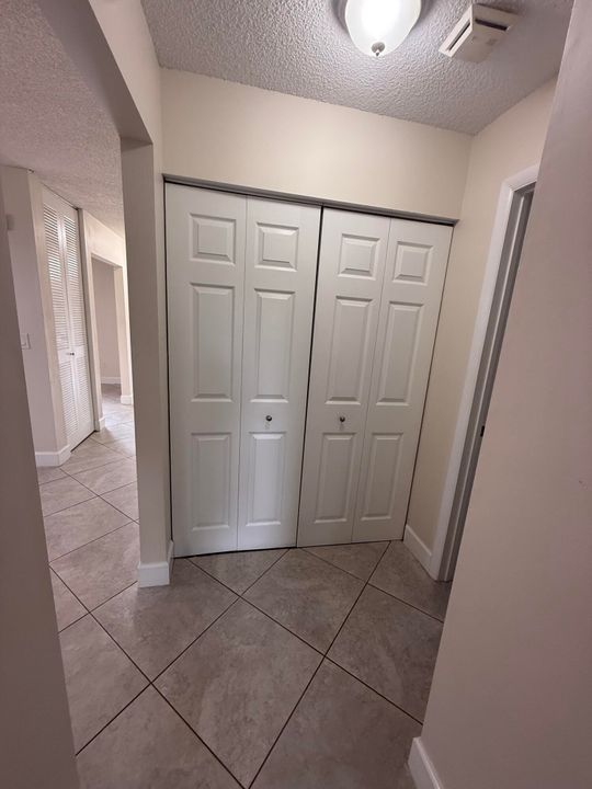 合同活跃: $2,100 (2 贝兹, 2 浴室, 1125 平方英尺)