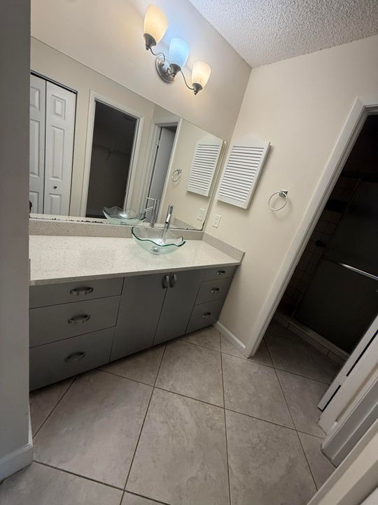 合同活跃: $2,100 (2 贝兹, 2 浴室, 1125 平方英尺)