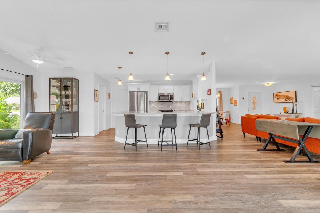 合同活跃: $799,950 (3 贝兹, 3 浴室, 2248 平方英尺)