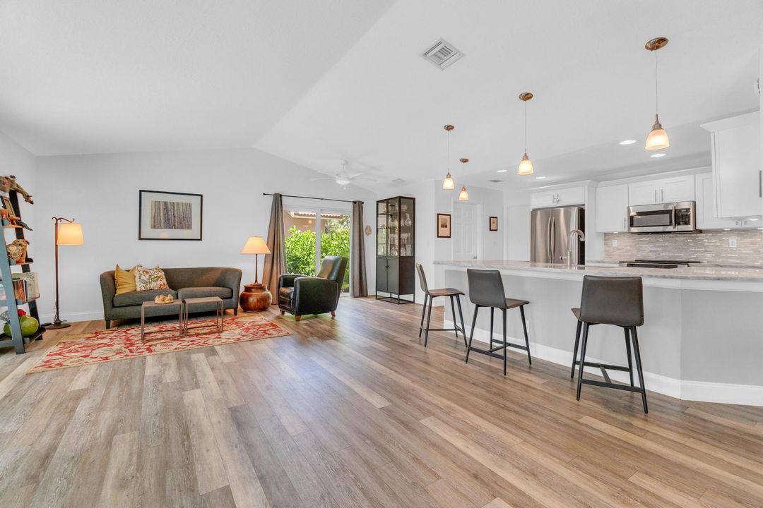 合同活跃: $799,950 (3 贝兹, 3 浴室, 2248 平方英尺)