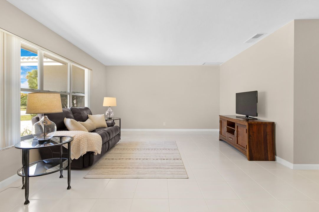 合同活跃: $809,000 (4 贝兹, 3 浴室, 1854 平方英尺)