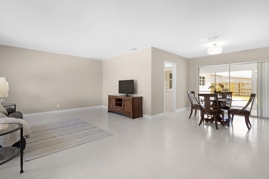 合同活跃: $809,000 (4 贝兹, 3 浴室, 1854 平方英尺)