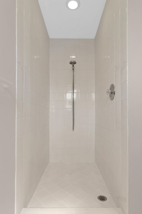 合同活跃: $809,000 (4 贝兹, 3 浴室, 1854 平方英尺)