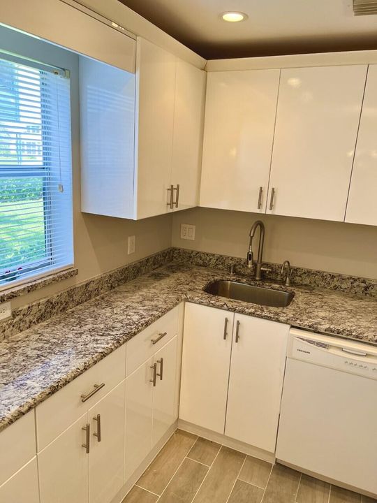 For Rent: $1,595 (2 beds, 2 baths, 880 Square Feet)