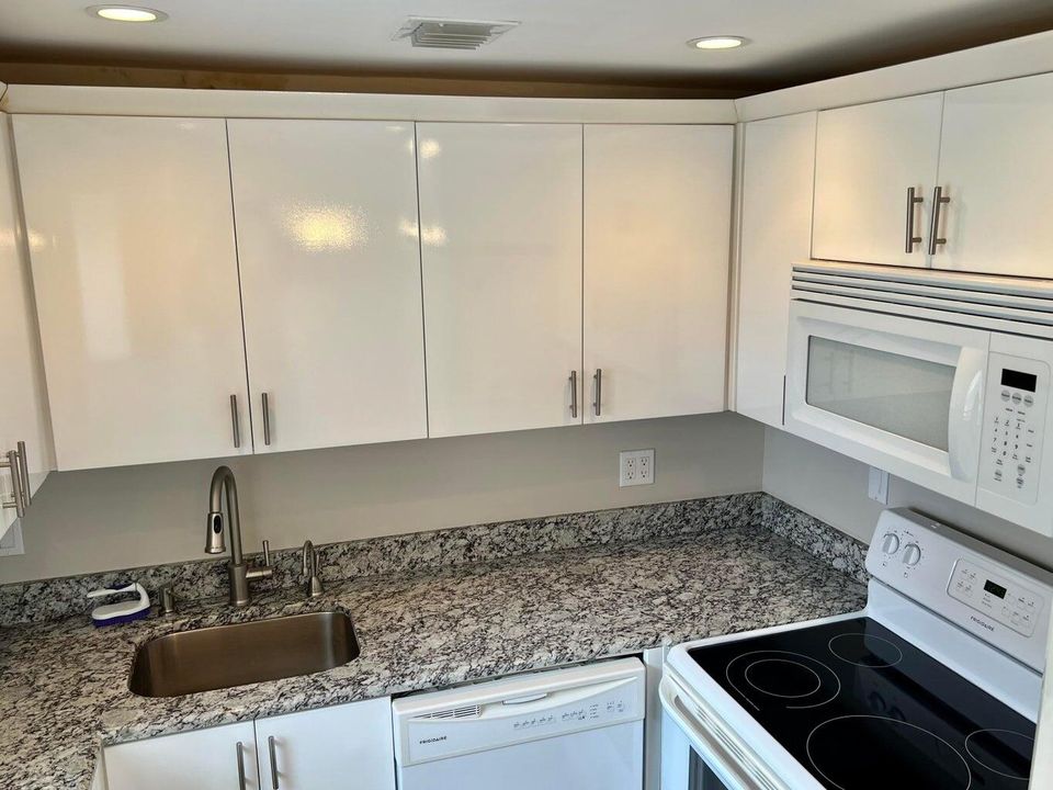 For Rent: $1,595 (2 beds, 2 baths, 880 Square Feet)