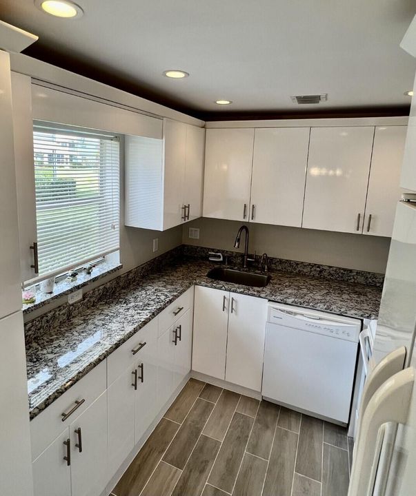 For Rent: $1,595 (2 beds, 2 baths, 880 Square Feet)