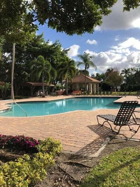 合同活跃: $3,500 (3 贝兹, 2 浴室, 1872 平方英尺)