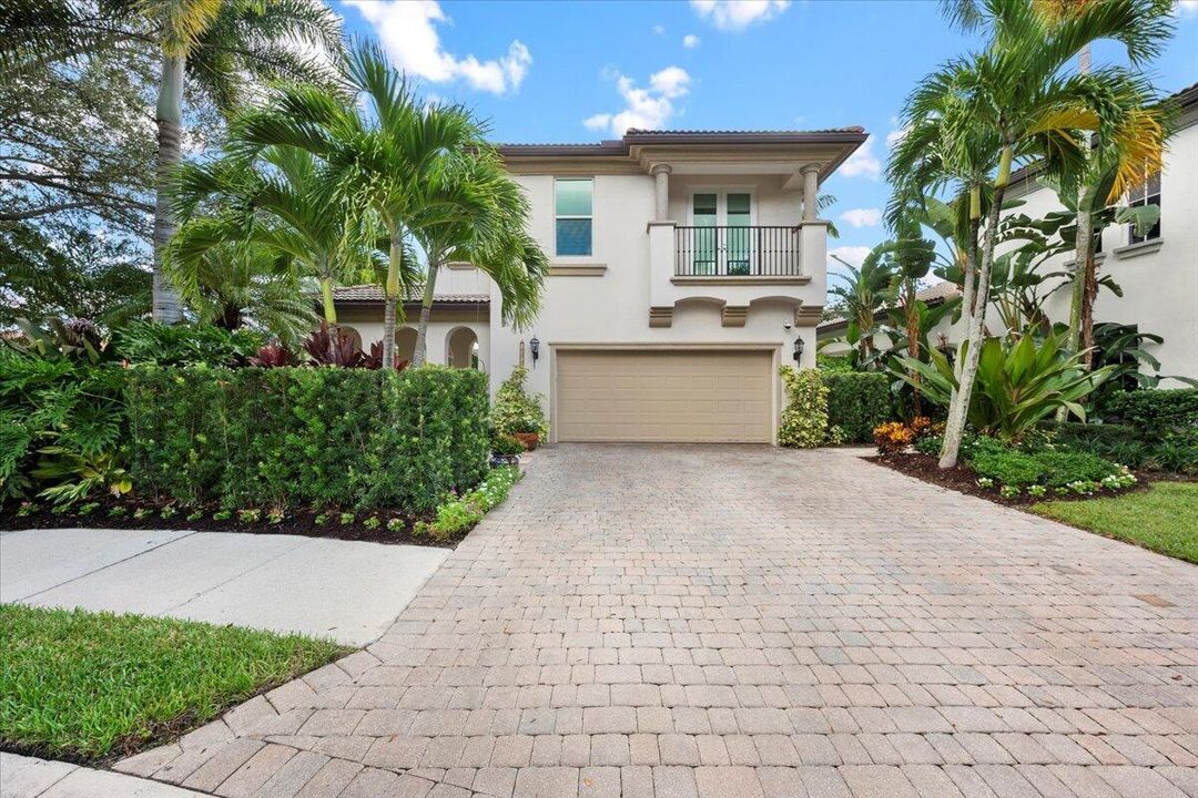 合同活跃: $1,450,000 (3 贝兹, 2 浴室, 2475 平方英尺)