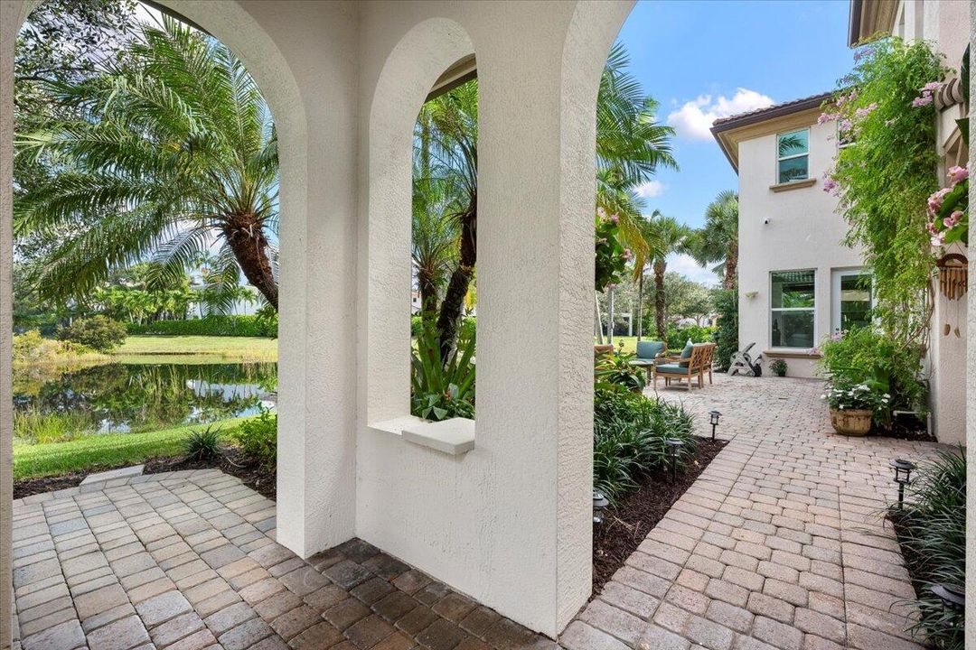 合同活跃: $1,450,000 (3 贝兹, 2 浴室, 2475 平方英尺)