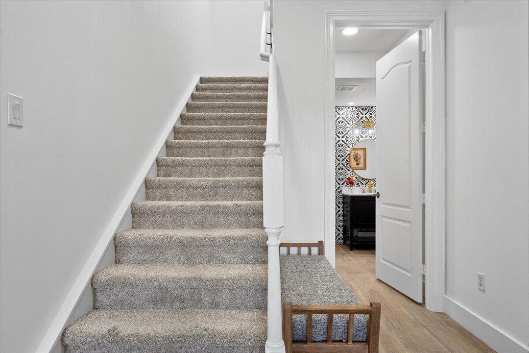 合同活跃: $1,450,000 (3 贝兹, 2 浴室, 2475 平方英尺)