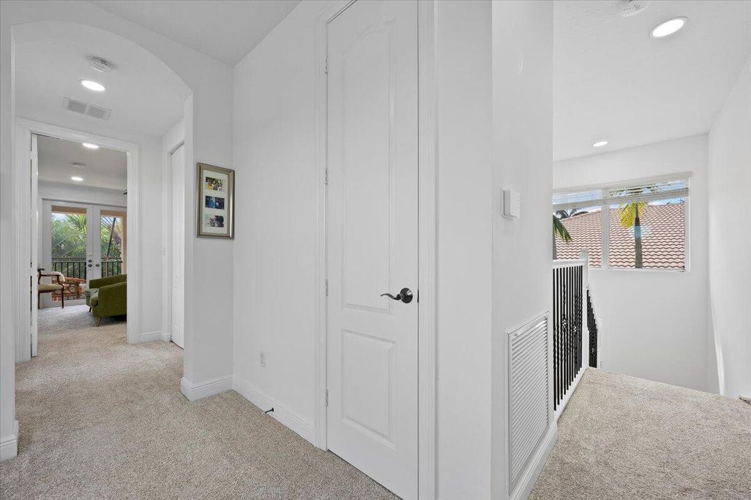 合同活跃: $1,450,000 (3 贝兹, 2 浴室, 2475 平方英尺)