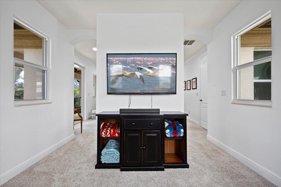 合同活跃: $1,450,000 (3 贝兹, 2 浴室, 2475 平方英尺)