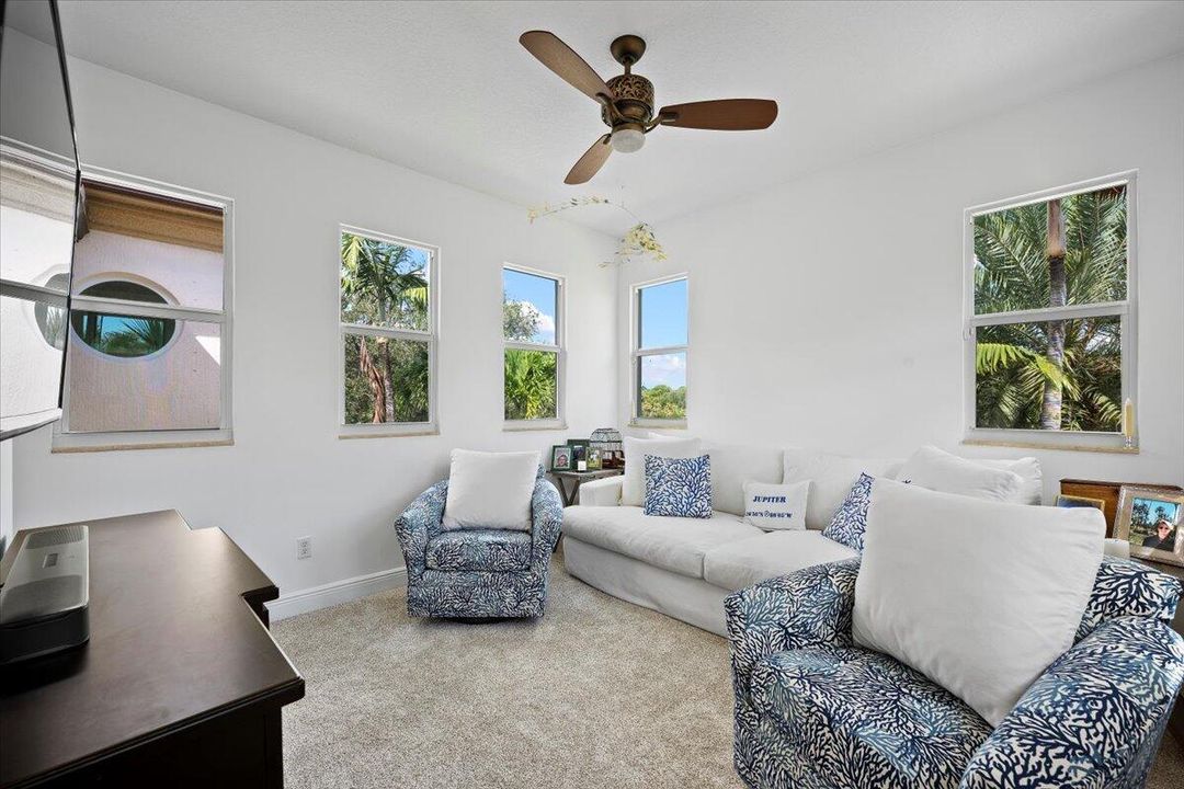 合同活跃: $1,450,000 (3 贝兹, 2 浴室, 2475 平方英尺)