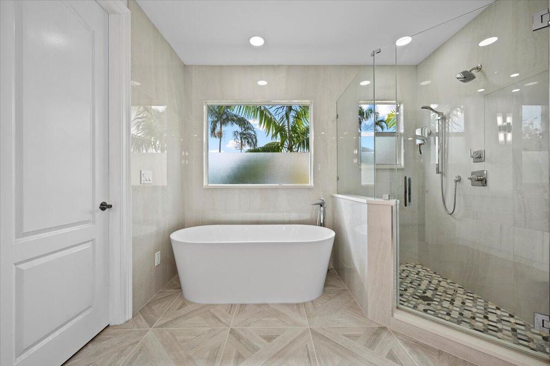 合同活跃: $1,450,000 (3 贝兹, 2 浴室, 2475 平方英尺)