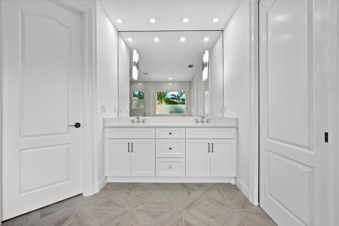 合同活跃: $1,450,000 (3 贝兹, 2 浴室, 2475 平方英尺)