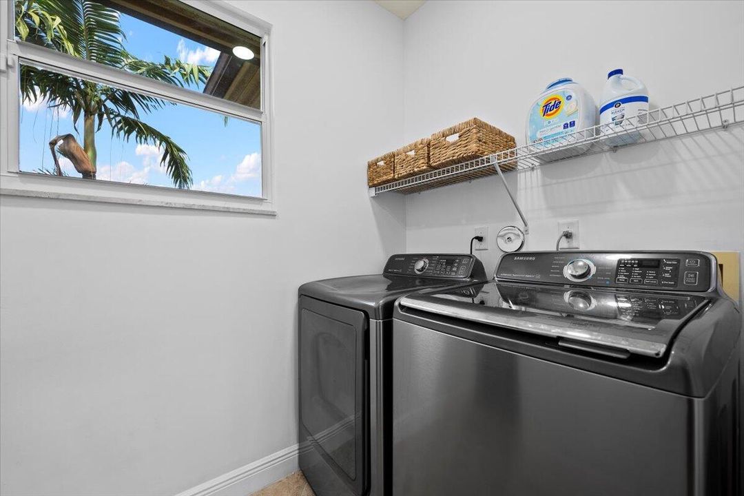 合同活跃: $1,450,000 (3 贝兹, 2 浴室, 2475 平方英尺)